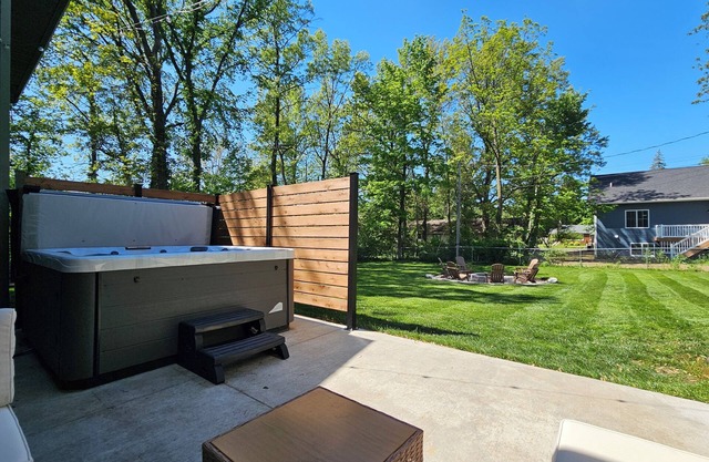 Cozy Home Near DOWNTOWN w/ HOT TUB, Fire Pit, Bikes, King Bed, and Full Kitchen
