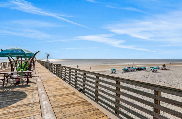 Cozy home near Intracoastal Waterway with screened porch, washer/dryer & AC