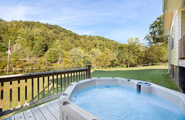 Acogedora casa w / deck, chimenea y jacuzzi - acceso a la orilla del río!