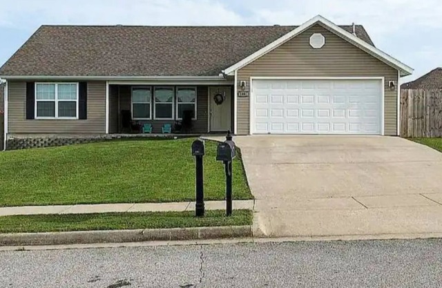 Cozy home with big yard and close to UofA
