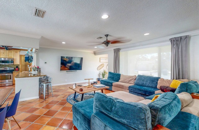 Cozy Home with pool, dock, canal view, fully equipped kitchen, dog friendly