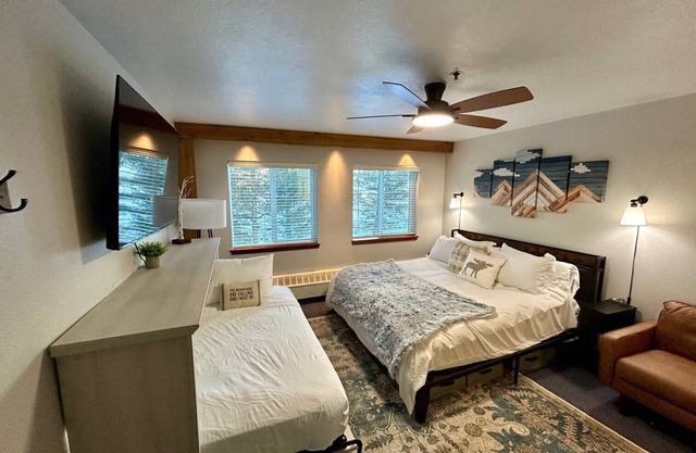 Cozy Hotel Unit - steps from ski lifts, hot tub, kitchenette