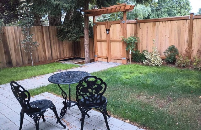 Cozy house close to Lake Washington with AC and a front and back yard