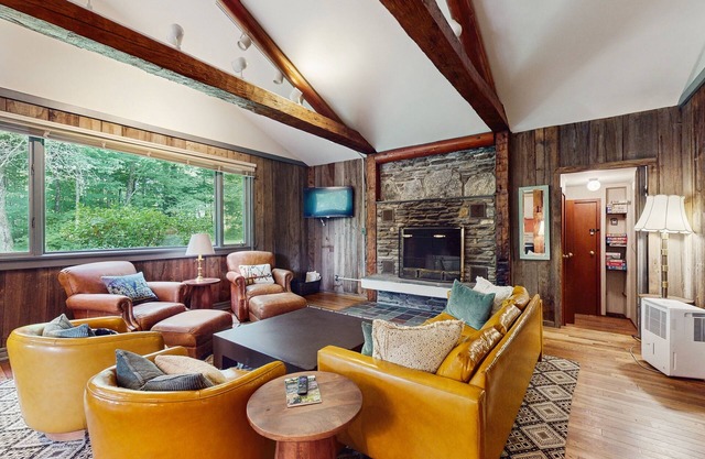 Cozy house nestled in the woods w/ balcony, close to recreation, w/d, wifi, TV