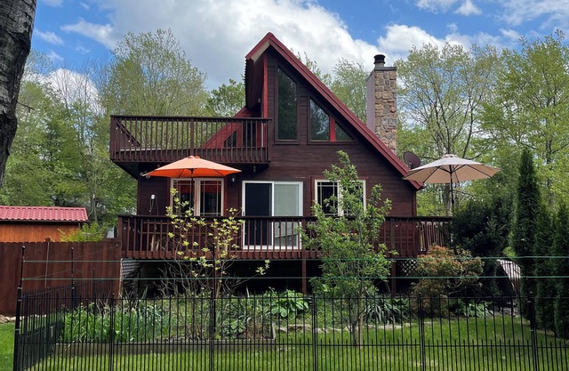 Lakefront, Game Room, Canoe, Fire Pit, Pet Friendly, Fenced Yard, Buddha Garden