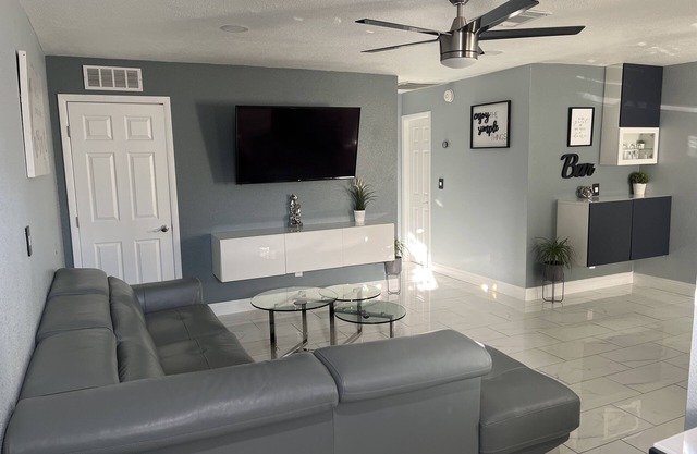 Cozy little place 15 min from the strip