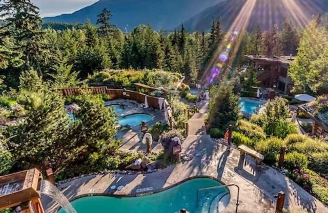 Cozy Lofted Creekside 1BRM: Walk to Ski Hill & Shops! Sleeps 4, Free Parking!