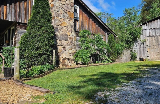 Cabaña de madera pintoresca en las estribaciones del medio Tennessee