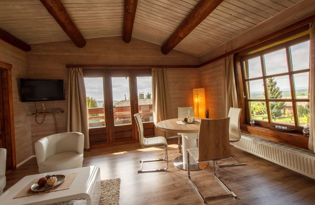 Acogedora cabaña de troncos con 2 apartamentos en una pendiente en un lugar tranquilo