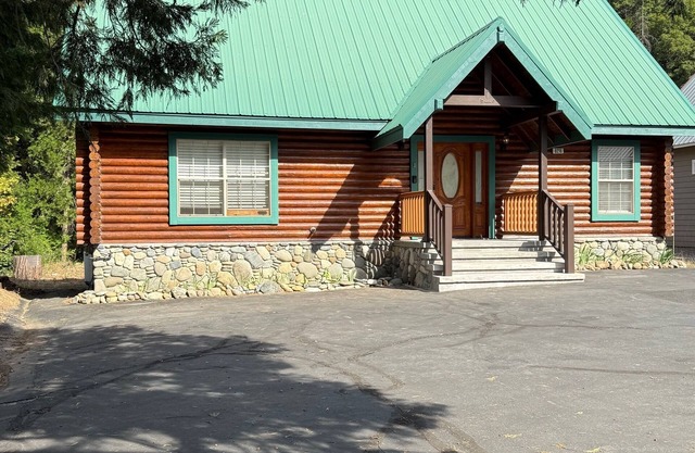 Acogedora casa de troncos a orillas del río Upper Sacramento