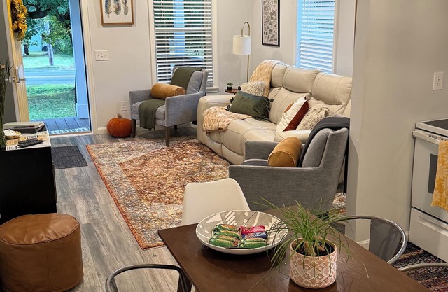Cozy Modern 3-bd, Pet Friendly, 12 miles from RRG!