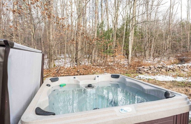 Cozy Mountain Getaway - Hot Tub - Grill - Fire Pit - Patio
