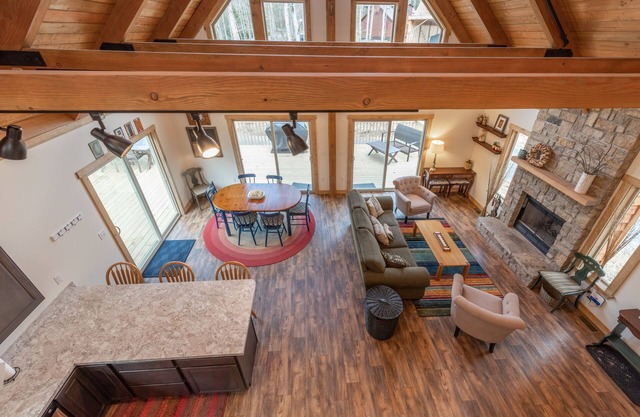 Lighthearted Lodge: Lake Access, Hot Tub, Fireplace, Fire Pit!