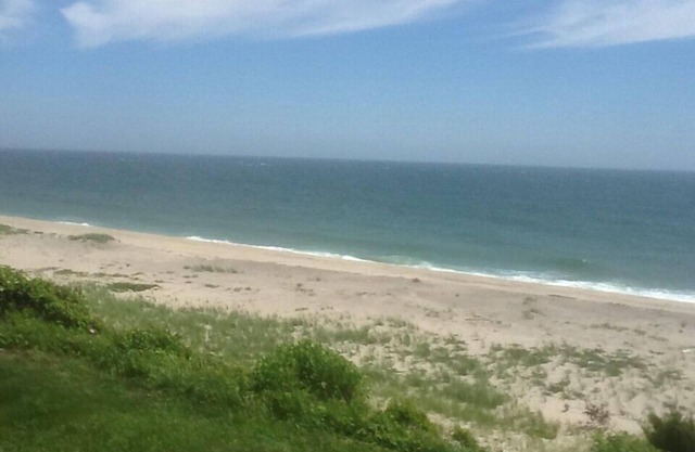 Cozy Beach Nantucket Cottage frente Bellamente decorado y amueblado
