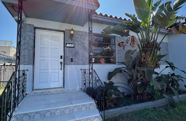 Cozy & peaceful historic Bungalow steps from ballpark