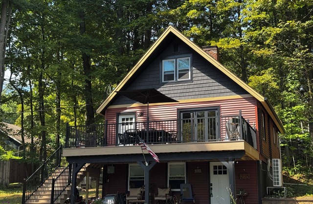 Cozy, pet friendly, newly renovated chalet home with beach & water views