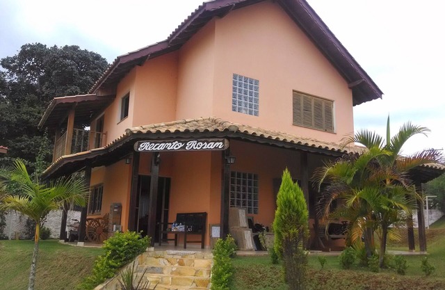 Lugar acogedor con piscina y barbacoa.