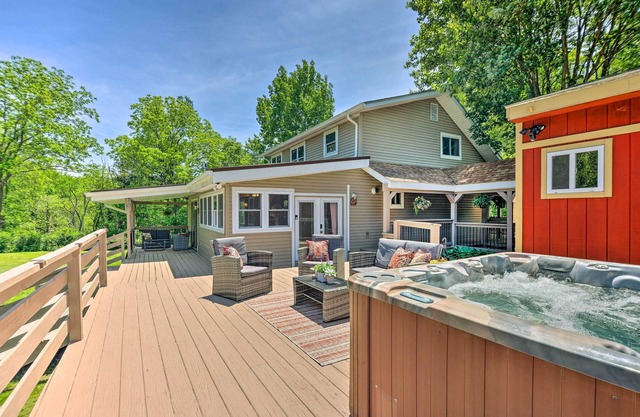 Cozy Poconos Cottage w/ Hot Tub Near Ski Resorts!