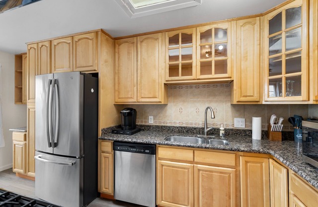 Cozy Private Bedrooms with Shared Bath Kitchen near SFO