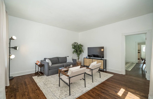 Cozy, Private home near St. Louis Zoo, Arch, Busch Stadium, and Forest Park