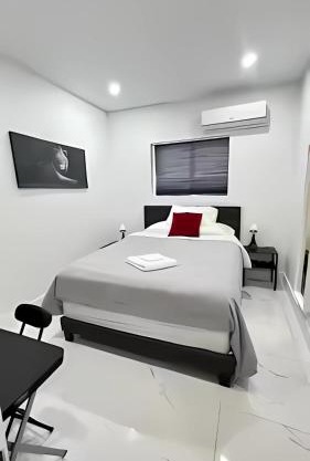 Cozy Private Room, near the Airport - Free parking - 01