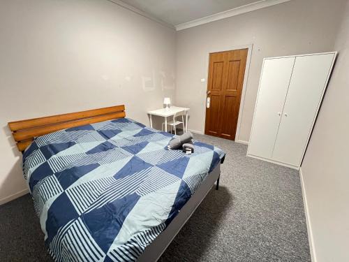 Cozy Queen Room Close to Shops and Station - PH4