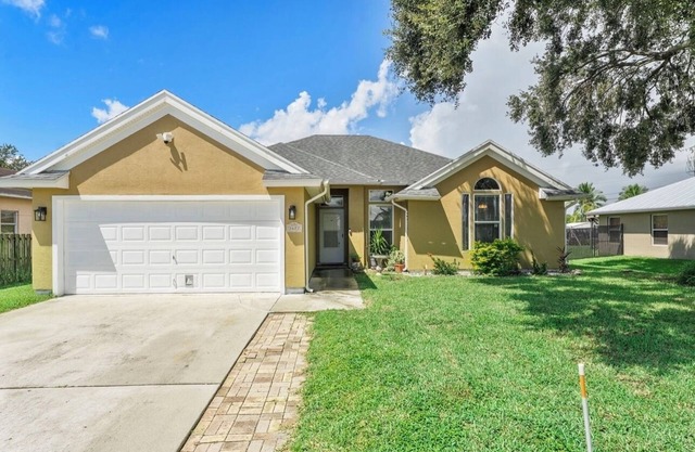 Cozy Quiet 3/2 w/ Car Garage Near I-95!