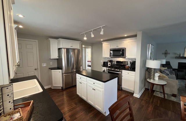 Cozy ranch in safe neighborhood. Perfect location for Buffalo/ Niagara Falls.