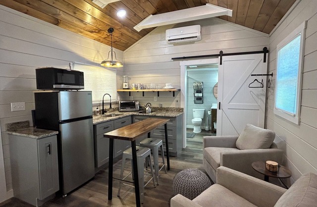 Cozy Retreat. Hot Tub. Close to Town, Deep Creek, and National Park Entrance.