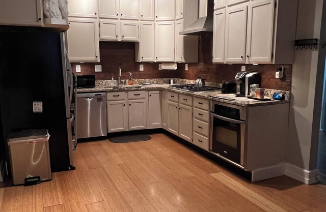 Cozy Retreat Near Downtown. Great Walkability!