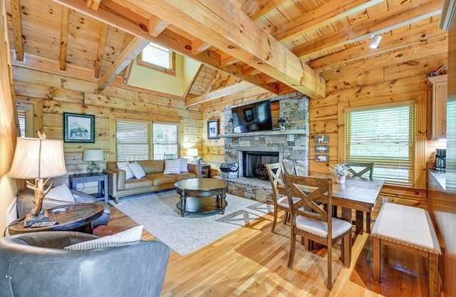 Cozy Retreat w/ Deck & Sapphire Resort Access!