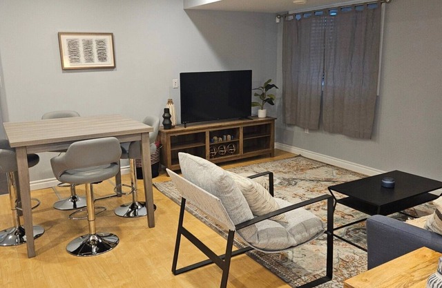 Cozy River Valley Basement Suite Near Downtown.