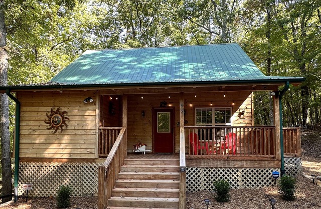 Romantic, Cozy Cabin for 2 Private Hot tub, gas fireplace, wooded, king log bed