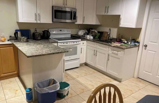 Cozy room with private bathroom close Langara/49