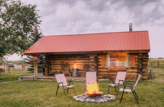 Cozy Rustic Montana Cabin in Gallatin Gateway