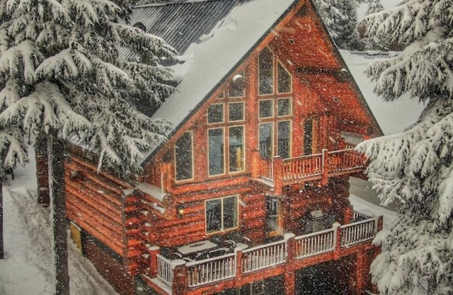 Cozy Ski Retreat in Govy w/ Hot Tub and Outdoor Sauna