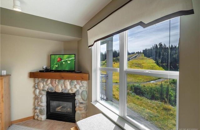 Creekside Studio suite with dining table, storage, full kitchen,pet friendly