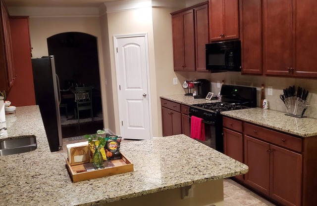 Cozy space with Self check-in and free Parking 🏡