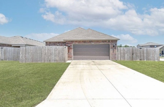 3 Bedroom Retreat: Sleeps 8, Workspace, & Amenities