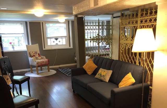 Cozy studio apartment in the heart of Smallwood lake community.