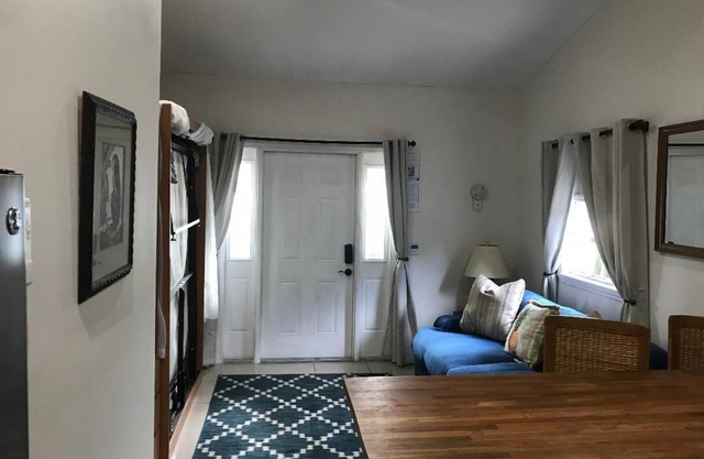 Acogedor estudio con piscina y jacuzzi cerca de la playa.