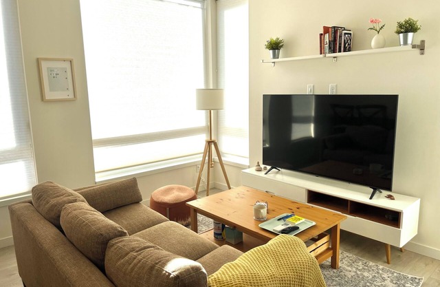 Cozy Townhouse Retreat by Green Lake Park