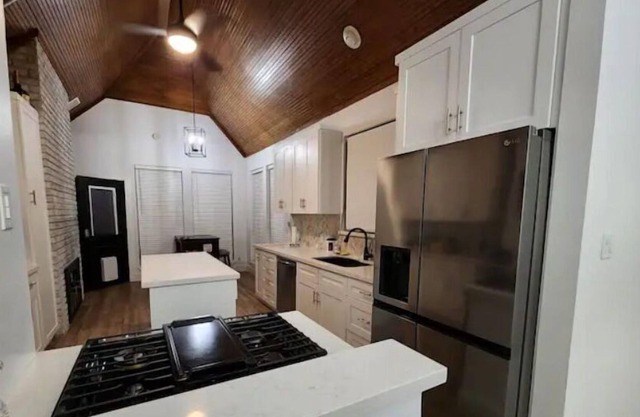 Cozy Victorian house. Pet friendly