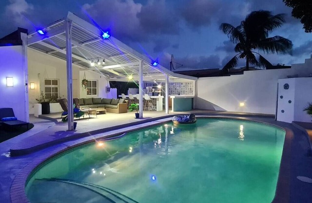 Copy of Acogedora villa con jardín tropical y grande piscina privada