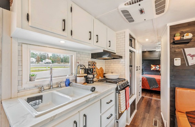 Cozy Vintage Camper just 3 miles from Texas A&M