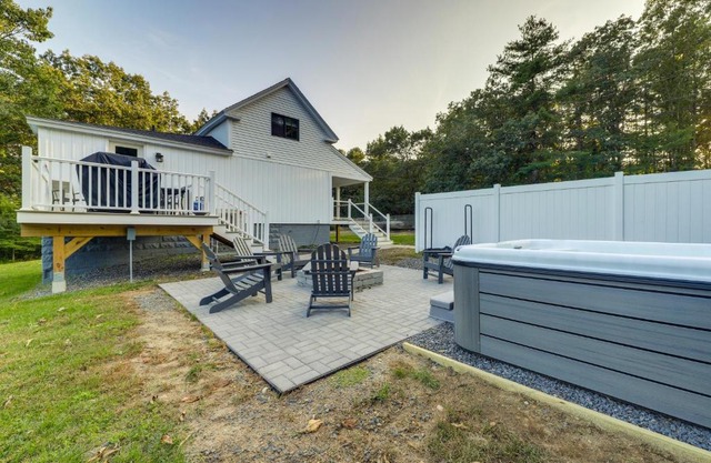 Cozy Wells Getaway with Hot Tub - 4 Mi to Beach!