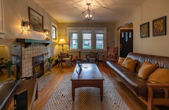 Craftsman Charmer | Easy Access to City & Airport