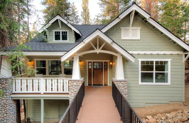 Esta casa de estilo Craftsman es el lugar perfecto para que sus vacaciones en Yosemite sean realmente inolvidables.