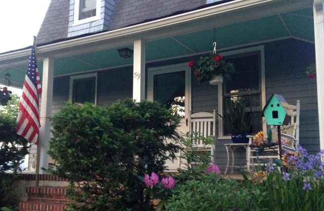 Crea recuerdos familiares. Hermoso barrio de Rumson, a pie de playa.