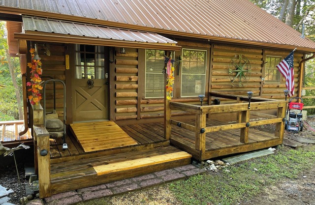 Creek Front. Charming 2-bedroom log home with WiFi, AC in lovely Franklin
